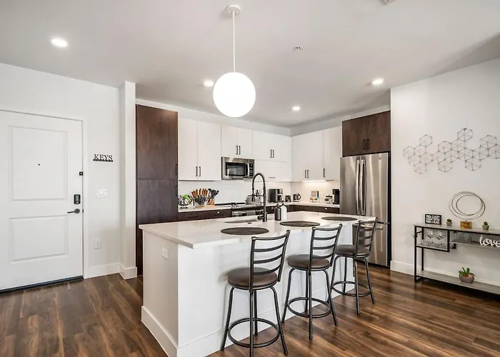 Escape To Trendy & In Vogue 2 Bedroom Town Apartment Tempe