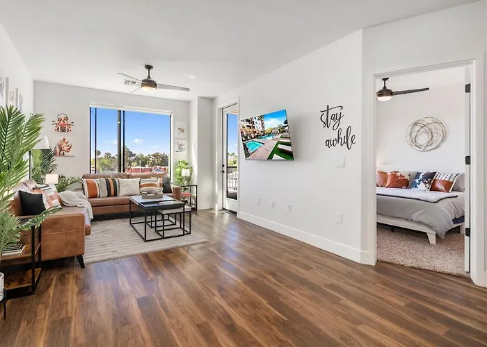 Escape To Trendy & In Vogue 2 Bedroom Town Apartment Tempe