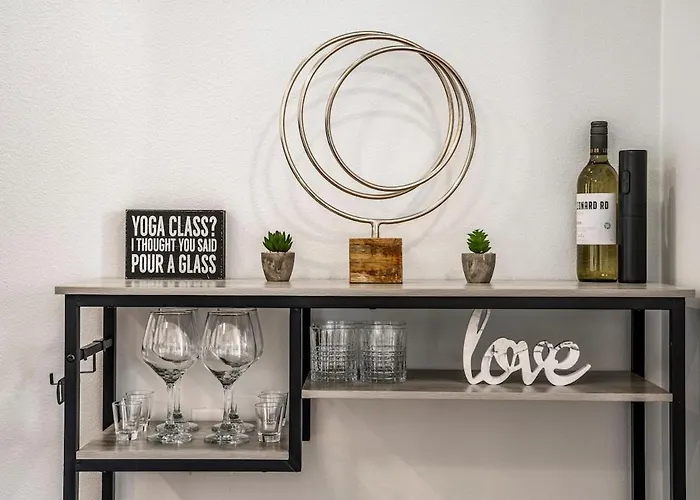 Escape To Trendy & In Vogue 2 Bedroom Town Apartment Tempe