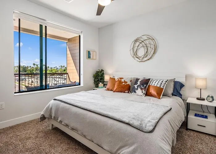 Escape To Trendy & In Vogue 2 Bedroom Town Apartment Tempe
