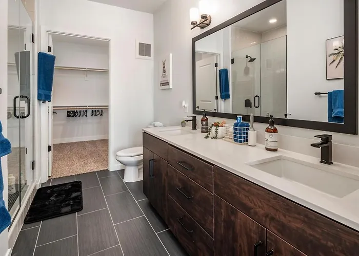 Escape To Trendy & In Vogue 2 Bedroom Town *