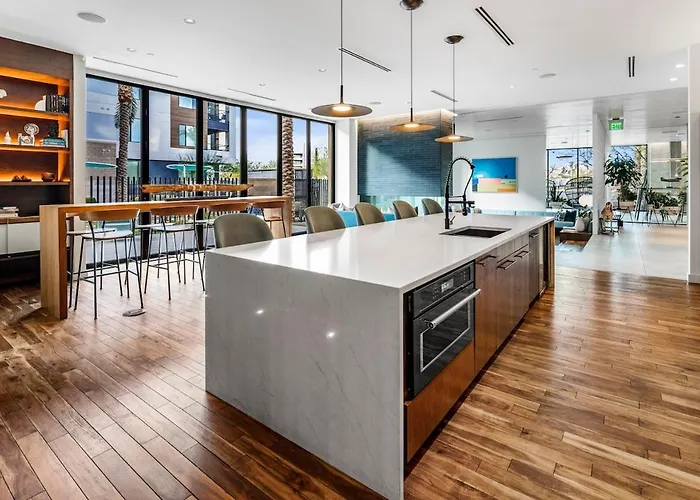 Escape To Trendy & In Vogue 2 Bedroom Town Apartment *