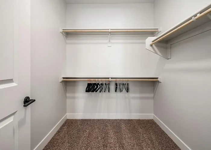 Escape To Trendy & In Vogue 2 Bedroom Town Apartment